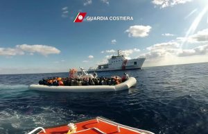Migranti: 550 persone soccorse al largo della Libia