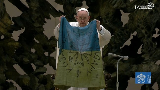 Papa Francesco bandiera Bucha